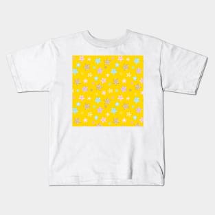 yellow background with colorful stars pattern Kids T-Shirt